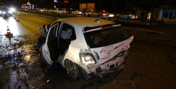 Antalya'da 4 kişinin yaralandığı kaza sonrası adeta can pazarı yaşandı
