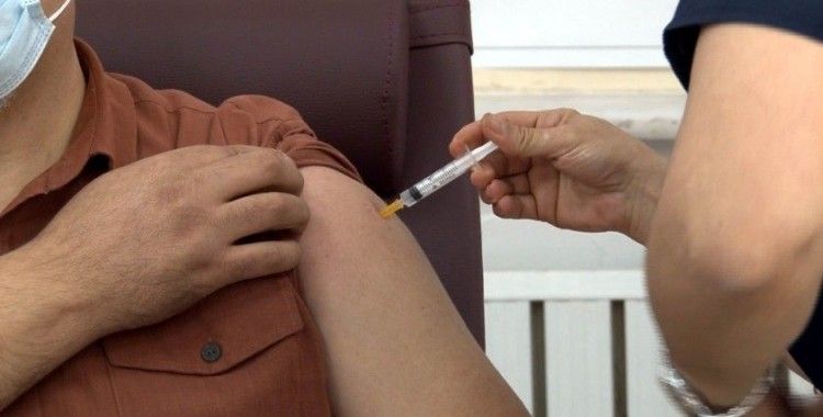 Yerli koronavirüs aşısı TURKOVAC'ın hatırlatma dozu ERÜ'de uygulandı