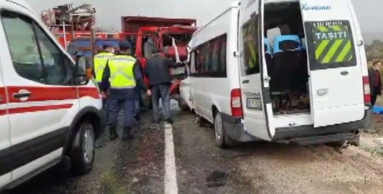 Kamyonetle minibüs çarpıştı: 1 ölü, 12 yaralı