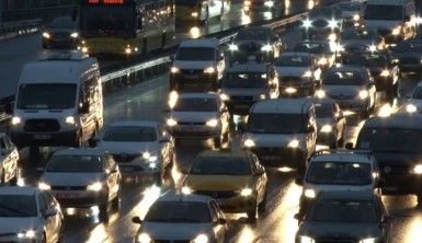 İstanbul'da haftanın ilk iş gününde yağmur, trafiği vurdu