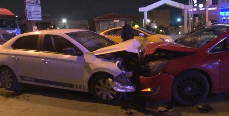 Pendik'te iki otomobil kafa kafaya çarpıştı: 4 yaralı