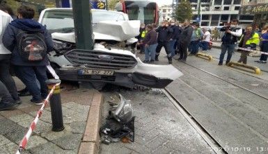 Zeytinburnu'nda tramvay yoluna girmeye çalışan araçla tramvay çarpıştı