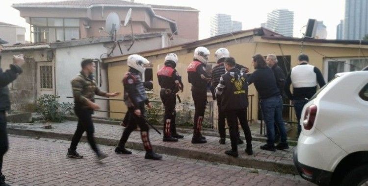 Beşiktaş’ta hareketli anlar: Keserle direnen şahsı polis kalkanlarla eve girip aldı