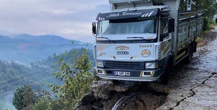 Rize’de toprak kayması nedeniyle kamyonet yuvarlanmaktan sona anda kurtuldu
