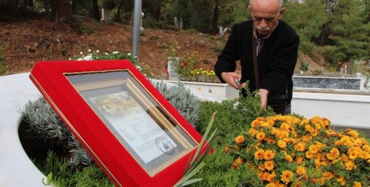 19 aylık hukuk mücadelesinin ardından şehitlik belgesiyle oğlunun mezarına gitti