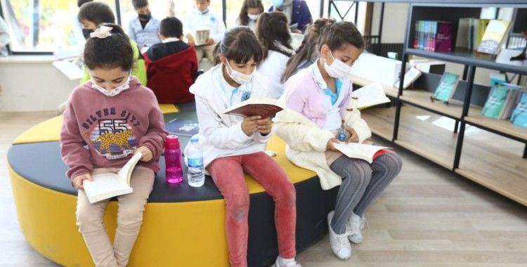 Öğrencilerin yeni adresi Mehmet Akif Ersoy Dijital Kütüphanesi, minik okurlarını ağırlıyor