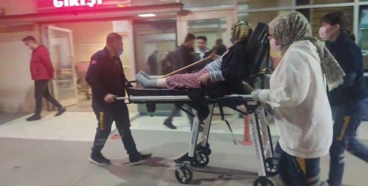 Hastaneye gitmek istemeyen yaşlı kadın bıçak çekip çocuklarını rehin aldı