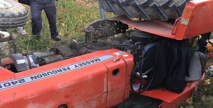 Minibüsle çarpışan traktör şarampole devrildi: 1 ölü