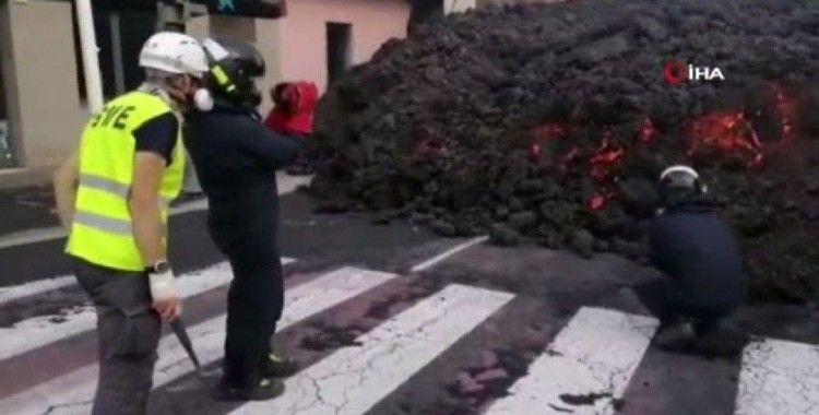 İspanyol bilim adamları La Palma’daki yanardağ için lavlardan örnekler topladı