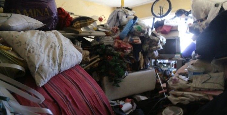 80 yaşındaki kadının evinden 7 kamyon çöp çıktı