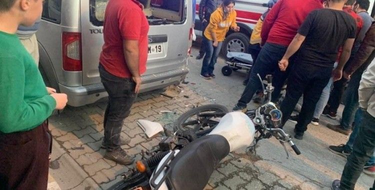 Park halindeki araca çarpan motosiklet sürücüsü ölümden döndü