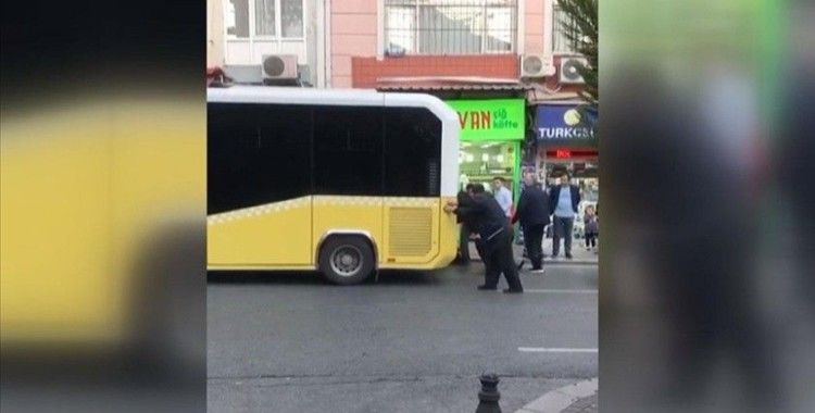 Fatih'te arızalanan İETT otobüsü vatandaşlar tarafından itildi