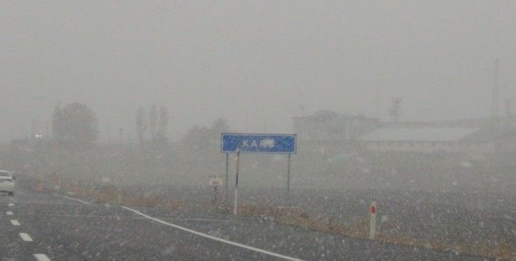Kars şehir merkezine mevsimin ilk karı yağdı
