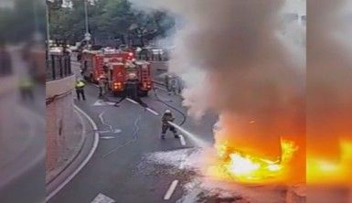 Taksim'de servis minibüsü alev alev yandı