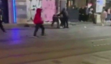 İstiklal Caddesini birbirine kattılar, tekme tokat kavga kamerada