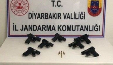 Diyarbakır'da çok sayıda ruhsatsız silah bulunduran 4 kişi tutuklandı