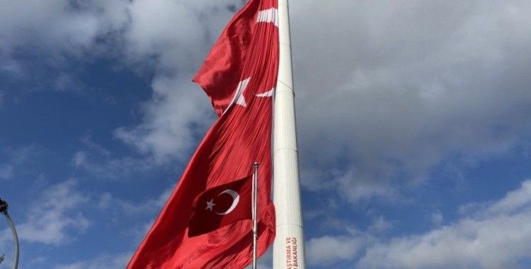 Devasa Türk bayrağı, Türkiye’nin en büyük bayrak direğinde dalgalanıyor