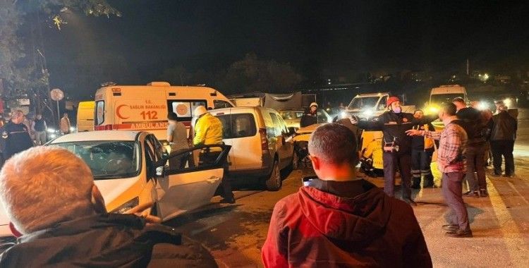 Arnavutköy'de 3 araç birbirine girdi: 4 yaralı