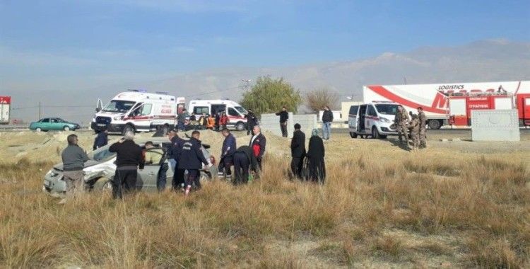 Erzincan'da otomobil şarampole uçtu: 2'si ağır 4 yaralı