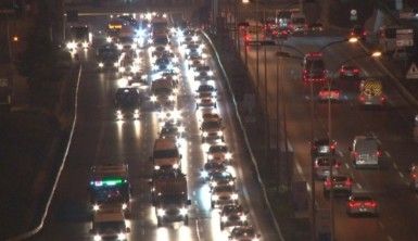 İstanbul'da haftanın ilk iş gününde trafik yüzde 45'i gördü