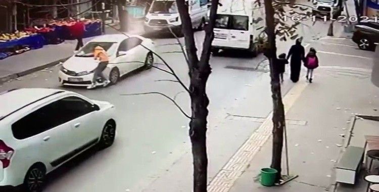 Esenyurt’ta feci kaza kamerada: Otomobilin çarptığı çocuk yola savruldu