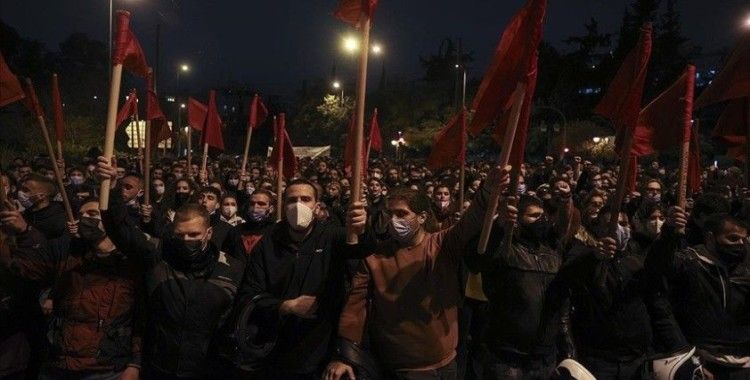 Yunanistan'da 17 Kasım anma yürüyüşünde silahlanma karşıtı slogan atıldı