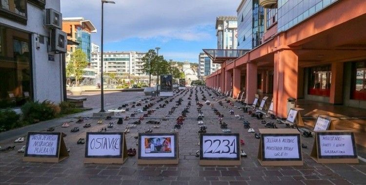 Karadağ'da Kovid-19'dan ölenler Bakanlık önüne bırakılan 2 bin 231 ayakkabıyla anıldı