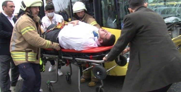 Üsküdar'da iki İETT otobüsü birbirine girdi, şoför yaralandı
