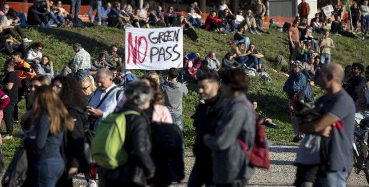 İtalya’da binlerce kişi Yeşil Geçiş sertifikasını protesto etti