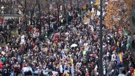 Brüksel'de yaklaşık 35 bin kişi sıkılaştırılan Kovid-19 tedbirlerini protesto etti