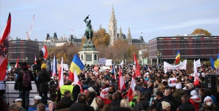 Avusturya'da pazartesi başlayacak sokağa çıkma kısıtlaması protesto edildi