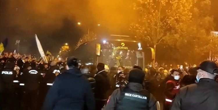 Fenerbahçe'ye Samandıra'da coşkulu karşılama