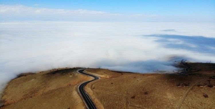 Muş’ta karlı dağlarla birleşen sis bulutları kartpostallık görüntüler oluşturdu