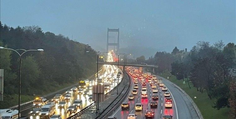 İstanbul'da yağışın da etkisiyle trafik yoğunluğu yaşanıyor