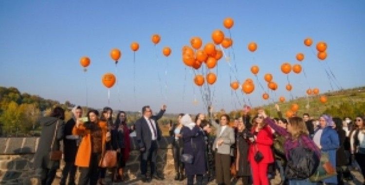 Kadına yönelik şiddete dikkat çekmek amacıyla balon uçurdular