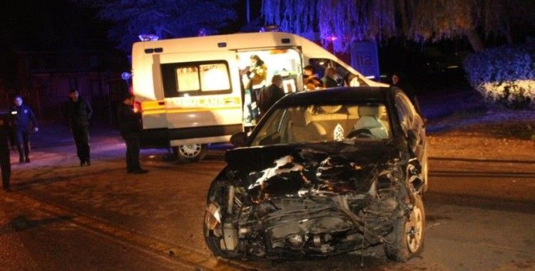 Kartepe'de 3 aracın karıştığı kazada 8 kişi yaralandı