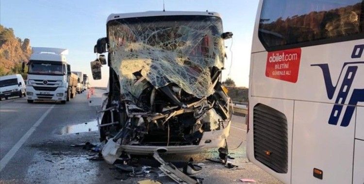 Yolcu otobüsü kaza yapan tırlara çarptı, hostes öldü, 35 kişi yaralandı