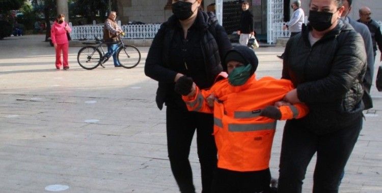 Camide uygunsuz hareketlerde bulunan Rus kadın, polis tarafından güçlükle çıkartıldı