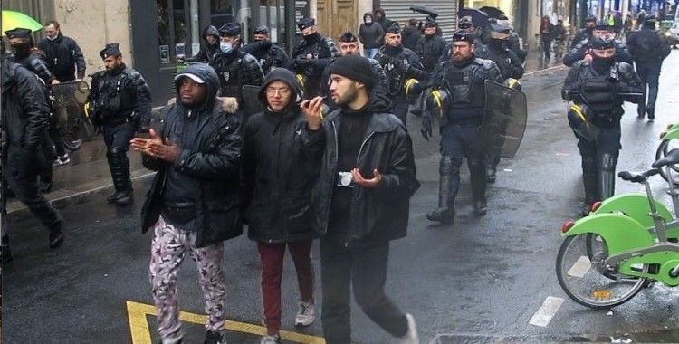 Paris’te faşizm ve İslamofobi karşıtı yürüyüş düzenlendi