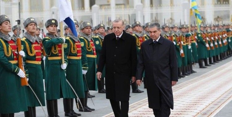 Cumhurbaşkanı Erdoğan, Türkmenistan'da resmi törenle karşılandı