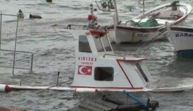 Şiddetli rüzgar balıkçı teknelerini de vurdu, 7 tekne alabora oldu
