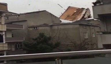 Arnavutköy’de çatıların uçma anı kameraya yansıdı