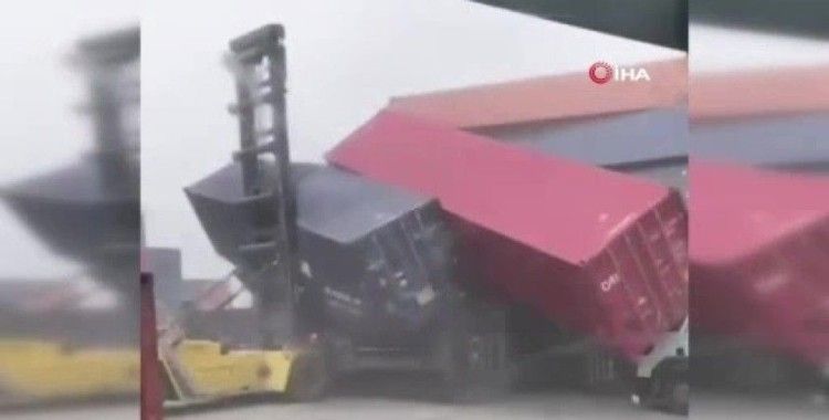 Arnavutköy şiddetli rüzgar nedeniyle konteynerler üst üste düştü