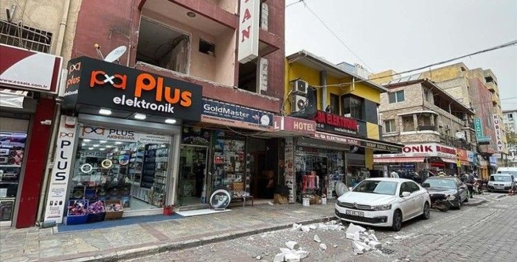 İzmir'de fırtına nedeniyle bir binadan aracın ve yayanın üzerine beton parçaları düştü