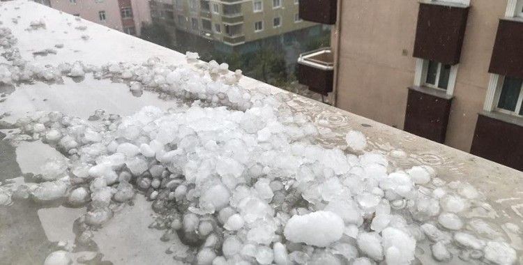 Arnavutköy’de lodosla birlikte dolu yağışı etkili oldu