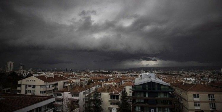 Başkentte kuvvetli fırtına hayatı olumsuz etkiledi