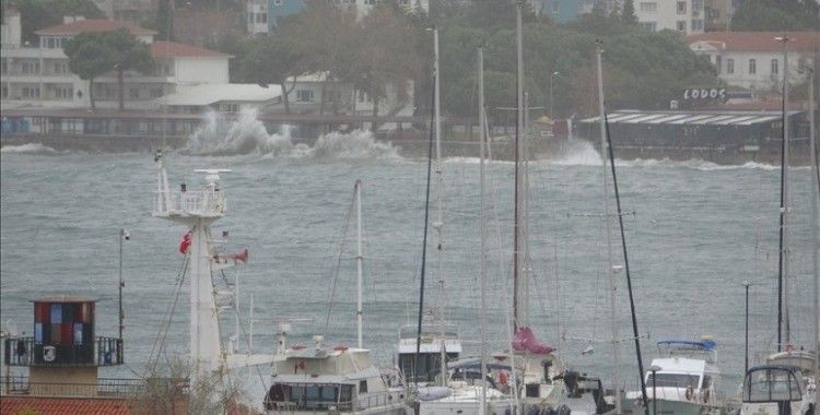 Çanakkale Boğazı'ndaki fırtına deniz ulaşımını olumsuz etkiliyor