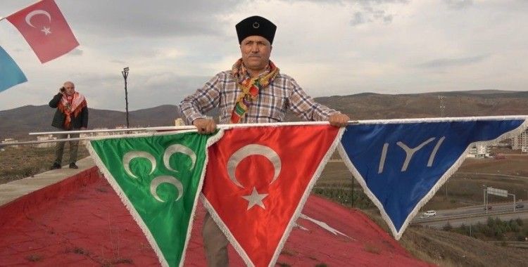 Türk ve Kazakistan bayraklarıyla yürüdüler, birlik ve beraberliğe dikkat çektiler