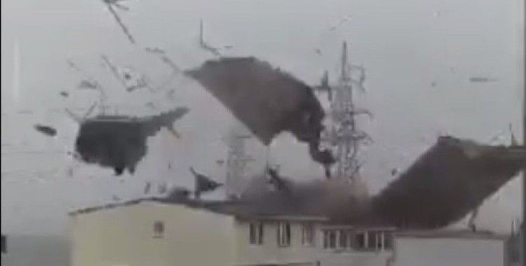 Avcılar’da bir kadın uçan çatıdan son anda kurtuldu
