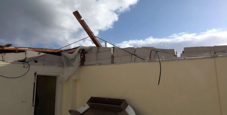 Lodos evlerinin çatılarını uçurdu: Çatının kalan kısmı uçmasın diye kaldırım taşı ile bağladılar
